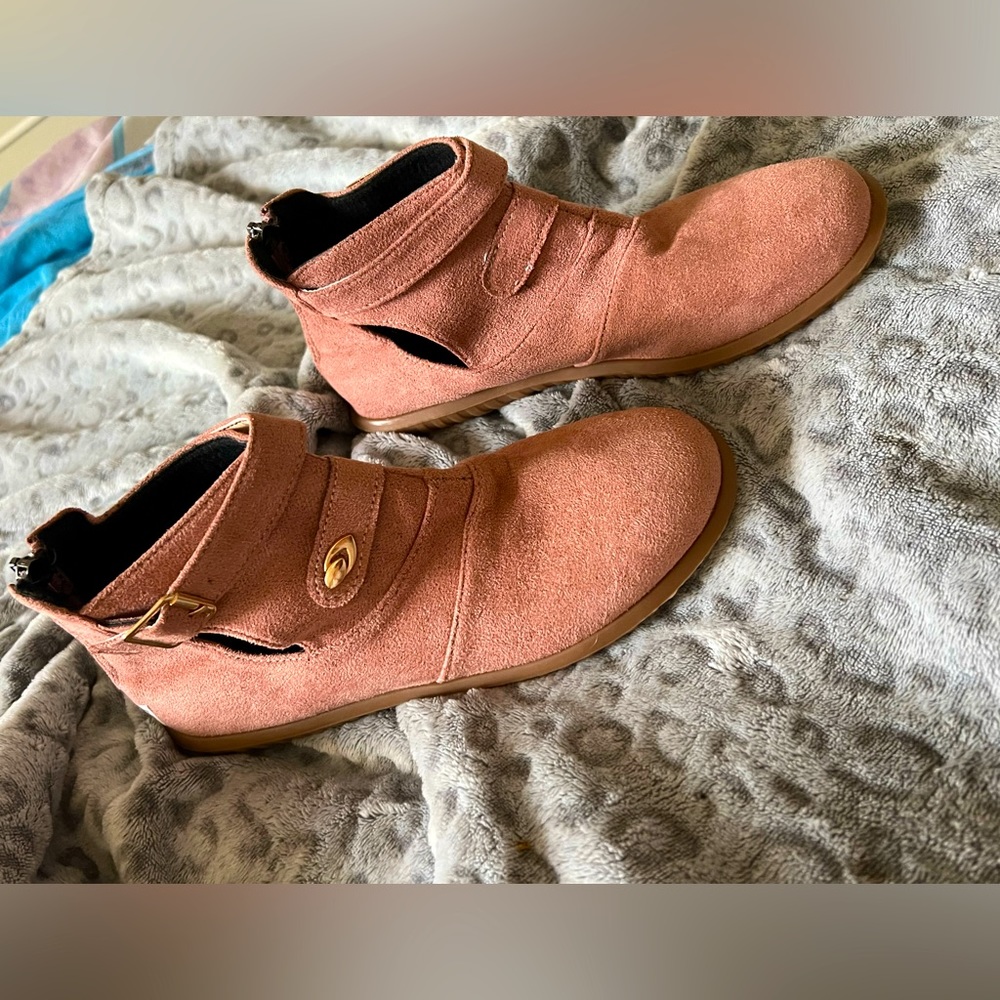 🍑NEW 🍑Women’s ankle boots, size 7 peach color🍑